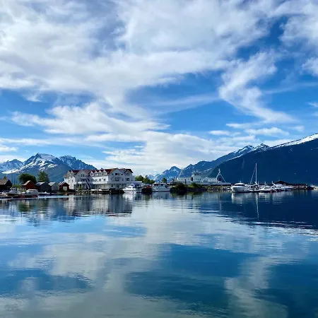 Sunde Fjord Hotel, Free And Easy Parking 3*