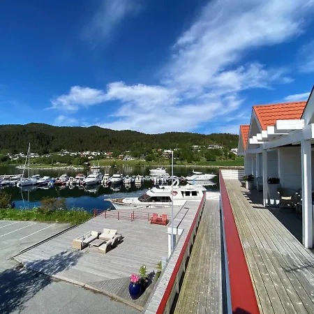 Sunde Fjord Hotel, Free And Easy Parking 호텔 3*