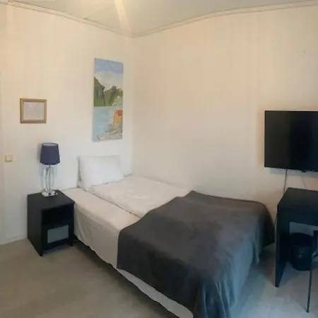 Sunde Fjord Hotel, Free And Easy Parking 호텔 3*