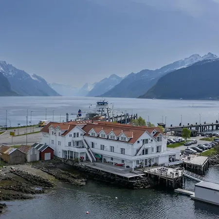 Отель Sunde Fjord Hotel, Free And Easy Parking Solavagen