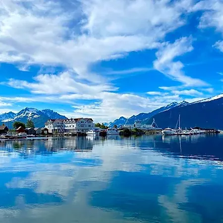 Sunde Fjord Hotel, Free&easy Parking Hotell 3*
