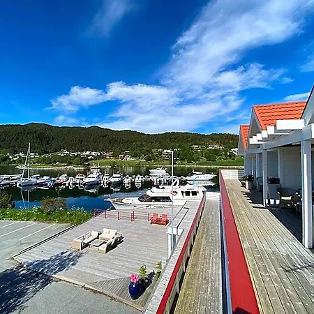 Sunde Fjord Hotel, Free&easy Parking Hotell 3*