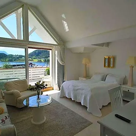 Sunde Fjord Hotel, Free&easy Parking Hotell
