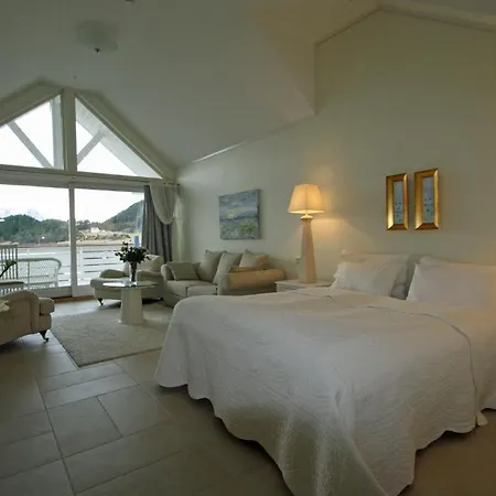 Sunde Fjord Hotel, Free&easy Parking 3* Solavågen
