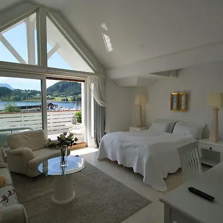 Sunde Fjord Hotel, Free And Easy Parking 호텔