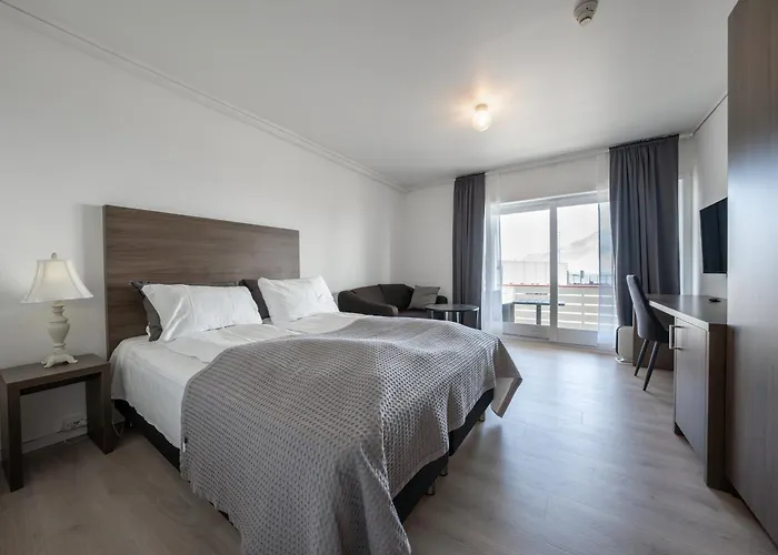 Sunde Fjord Hotel, Free And Easy Parking فندق
