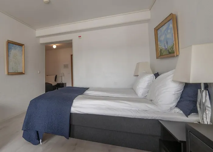 Sunde Fjord Hotel, Free And Easy Parking فندق 3*