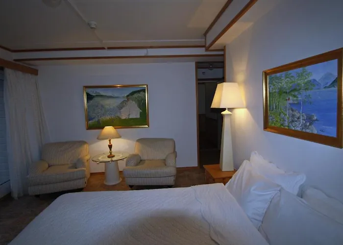 Sunde Fjord Hotel, Free And Easy Parking فندق