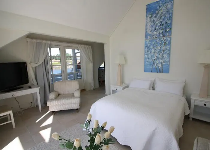 Sunde Fjord Hotel, Free And Easy Parking فندق 3*