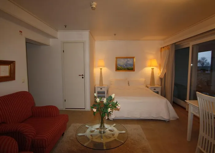 Sunde Fjord Hotel, Free And Easy Parking فندق 3*