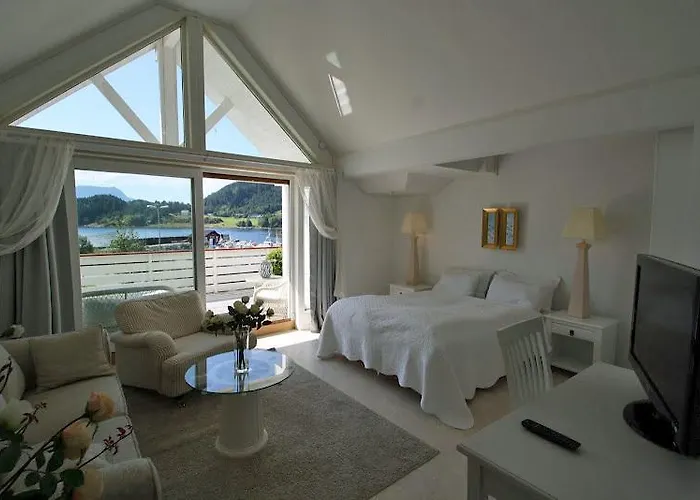 Sunde Fjord Hotel, Free And Easy Parking فندق