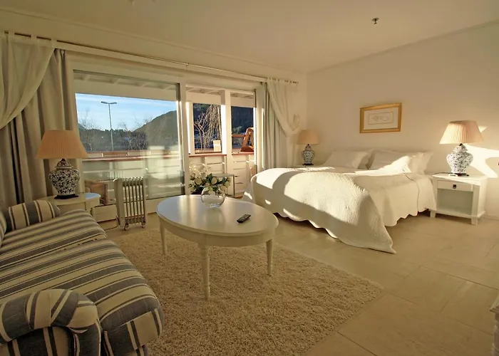 Sunde Fjord Hotel, Free And Easy Parking فندق 3*