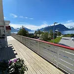 Sunde Fjord Hotel, Free And Easy Parking Hotel