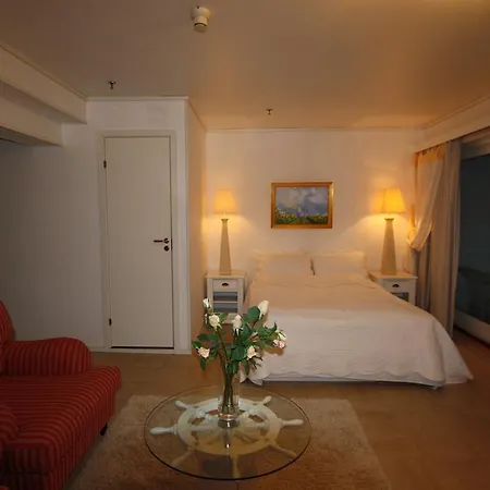 Sunde Fjord Hotel, Free And Easy Parking فندق 3*